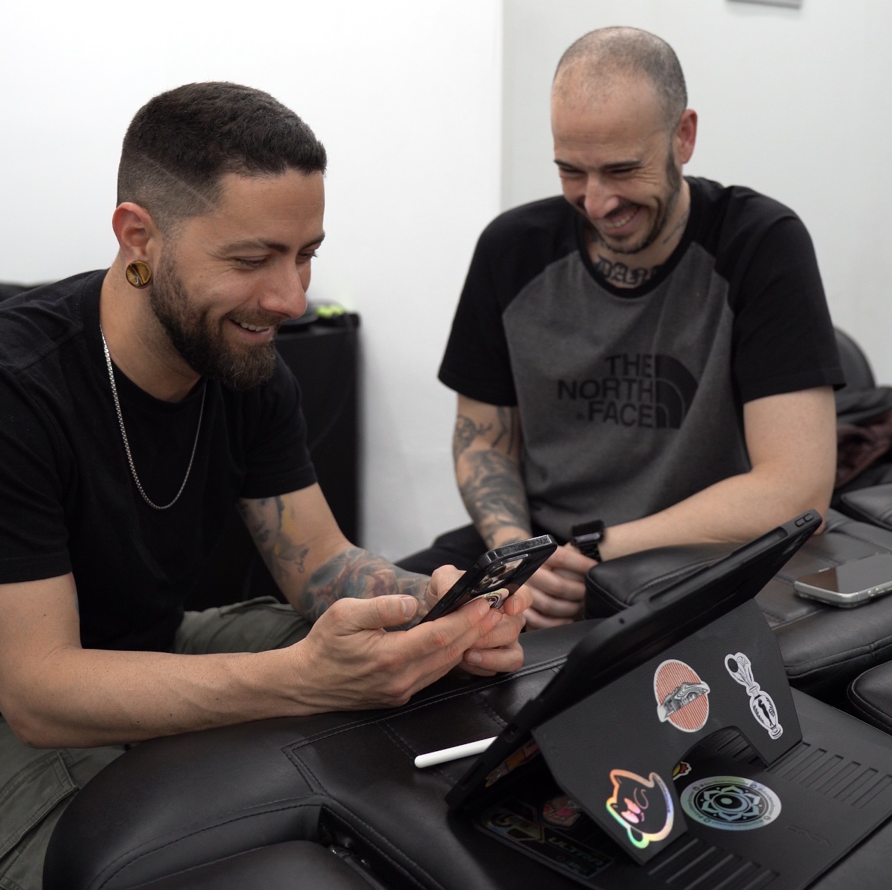 David Mendoza art diseñando un tatuaje personalizado para su cliente durante una sesión de consulta de realismo consciente en su estudio en Madrid