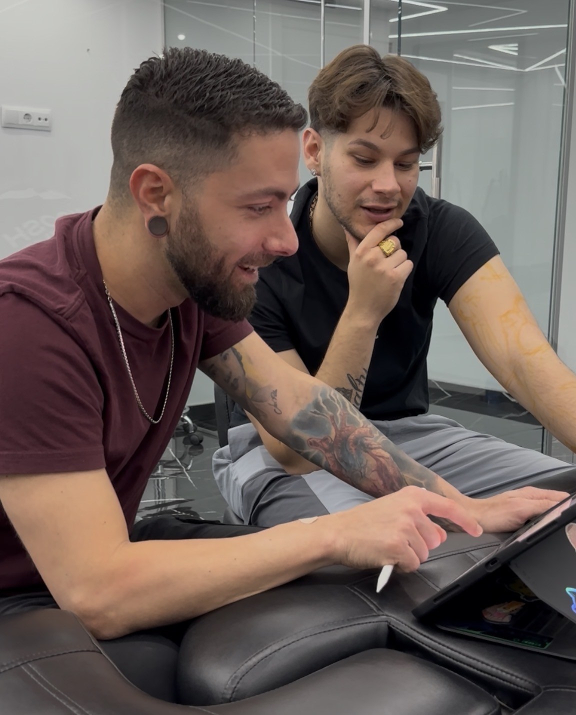 David Mendoza art y su cliente Max conversando de la idea de su tatuaje durante su consulta gratuita.