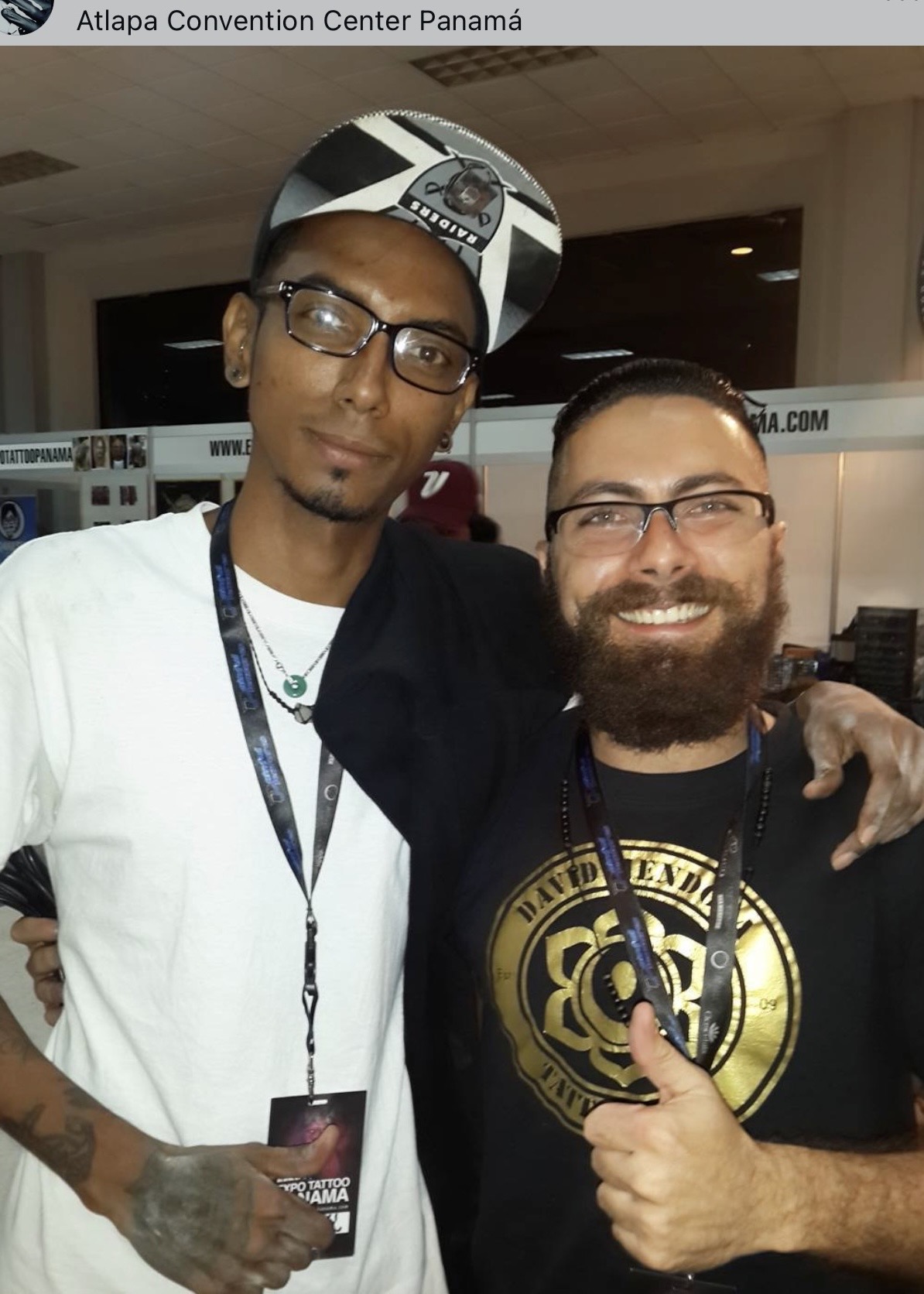 David Mendoza acompañado de su colega flex en la convención inked up realizada en el Atlapa Convention Center de Panamá en el 2016.
