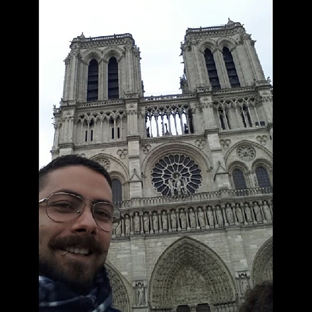 David Mendoza art cuando emigró de Venezuela en el 2014, con la catedral de Notre Dame de fondo.