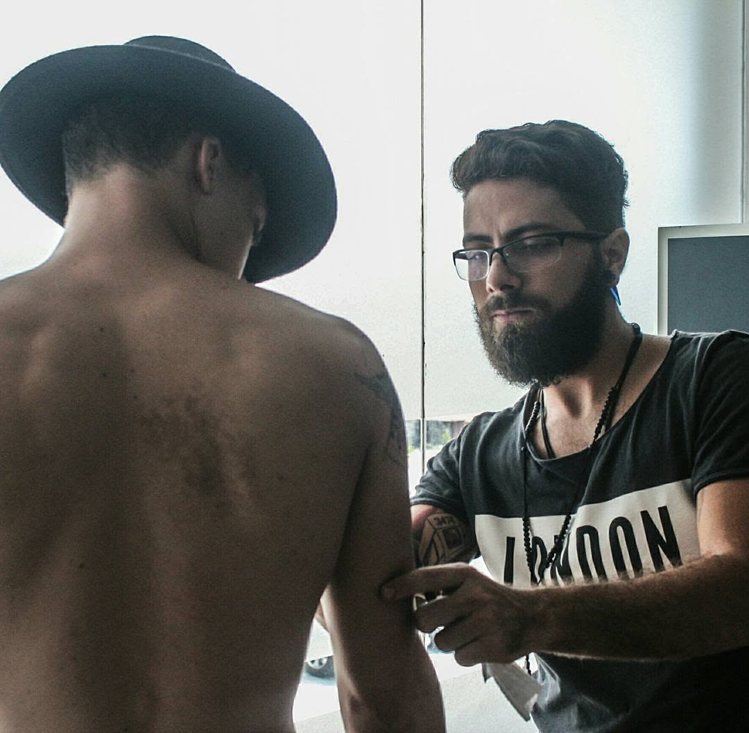 David Mendoza art midiendo un área del brazo para comenzar un proyecto en su cliente, esta foto fue realizada en el 2016.