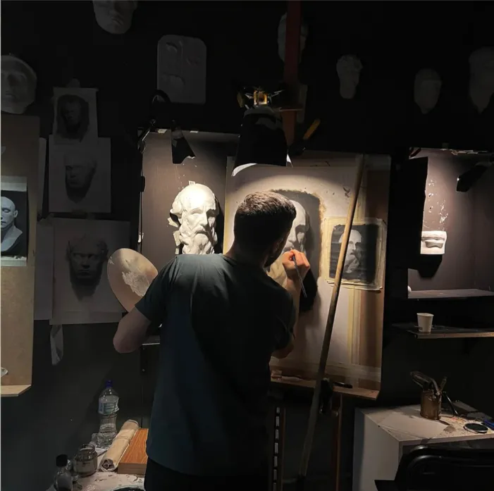 David Mendoza art en estudio nigredo, atelier de dibujo y pintura ubicado en Madrid aprendiendo conceptos de valor tonal de la mano de su maestro Diego catalán.