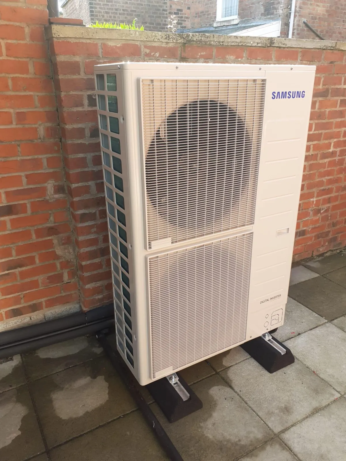 Modern UK home with air source hat pumps