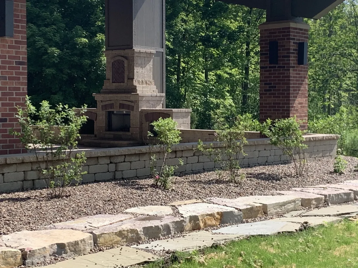 Heavy-duty retaining wall construction preventing soil erosion