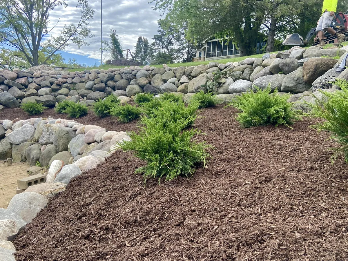 Heavy-duty retaining wall construction preventing soil erosion