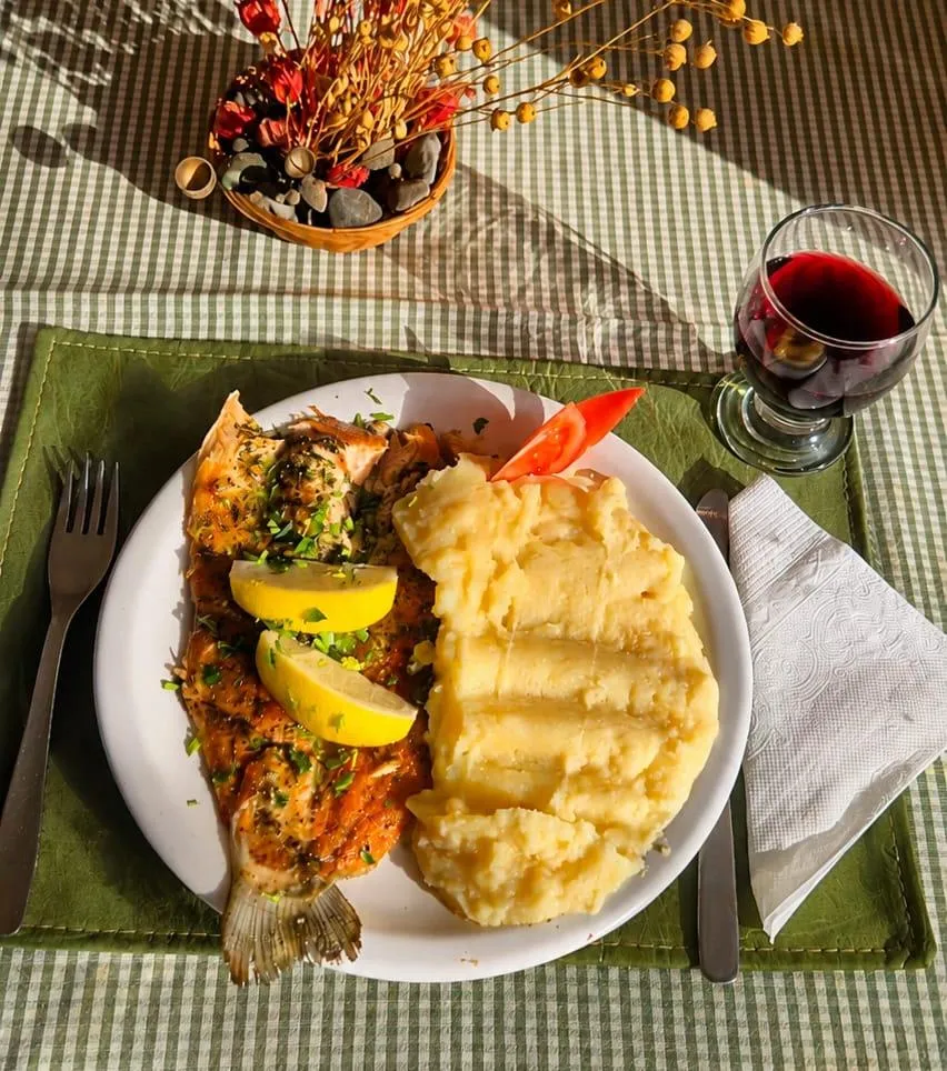 Fuente de carne al horno con vegetales