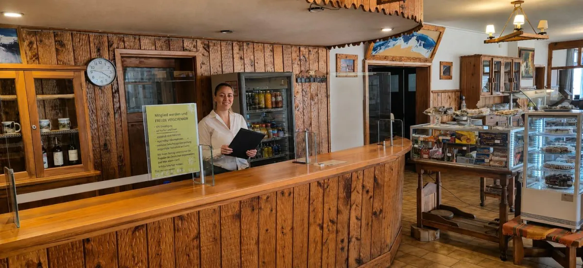 Cartel o pizarra con los horarios del restaurante escritos a mano