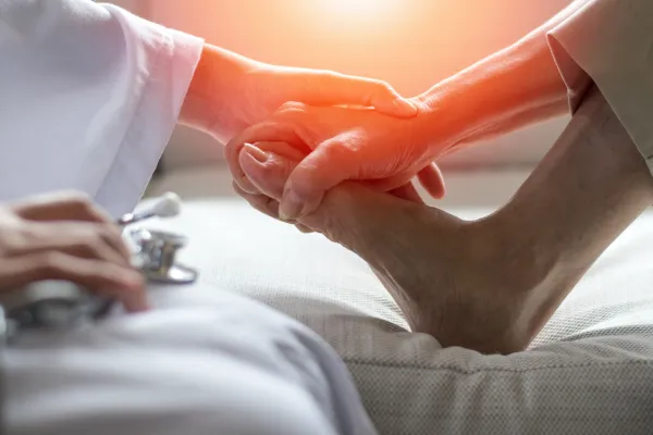 Image for Arthritis in the Big Toe (Hallux Rigidus): Early Warning Signs and Treatments