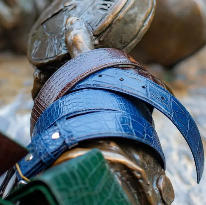 a suit and tie on a mannequin's dummy