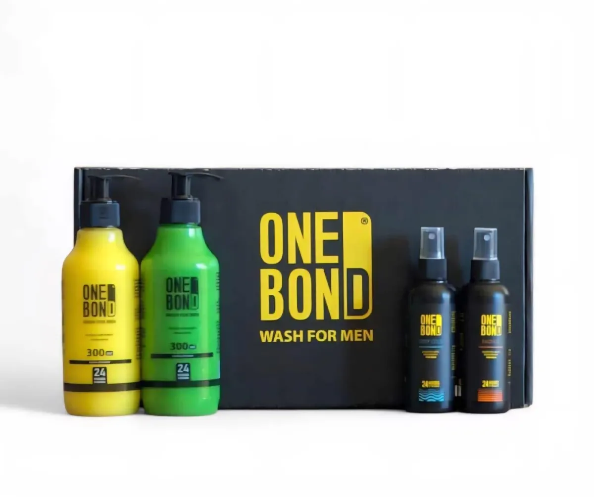 ثلاثة صناديق منتجات مع شرائط هدايا مختلفة وألعاب هدايا مميزة