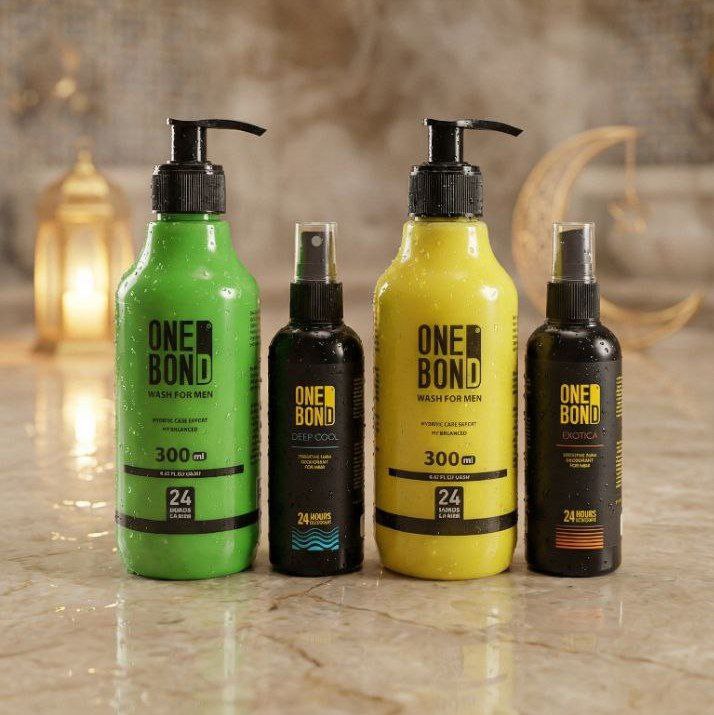 ثلاثة صناديق منتجات مع شرائط هدايا مختلفة وألعاب هدايا مميزة