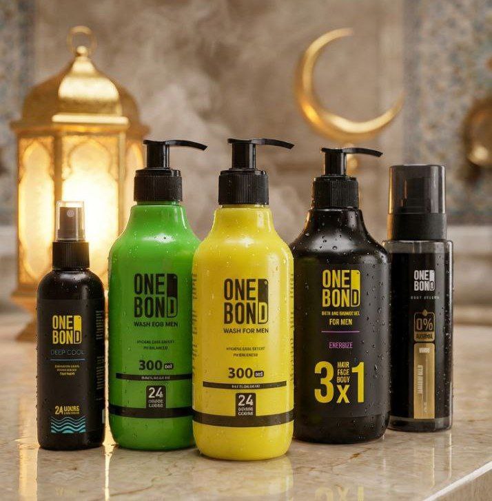 ثلاثة صناديق منتجات مع شرائط هدايا مختلفة وألعاب هدايا مميزة