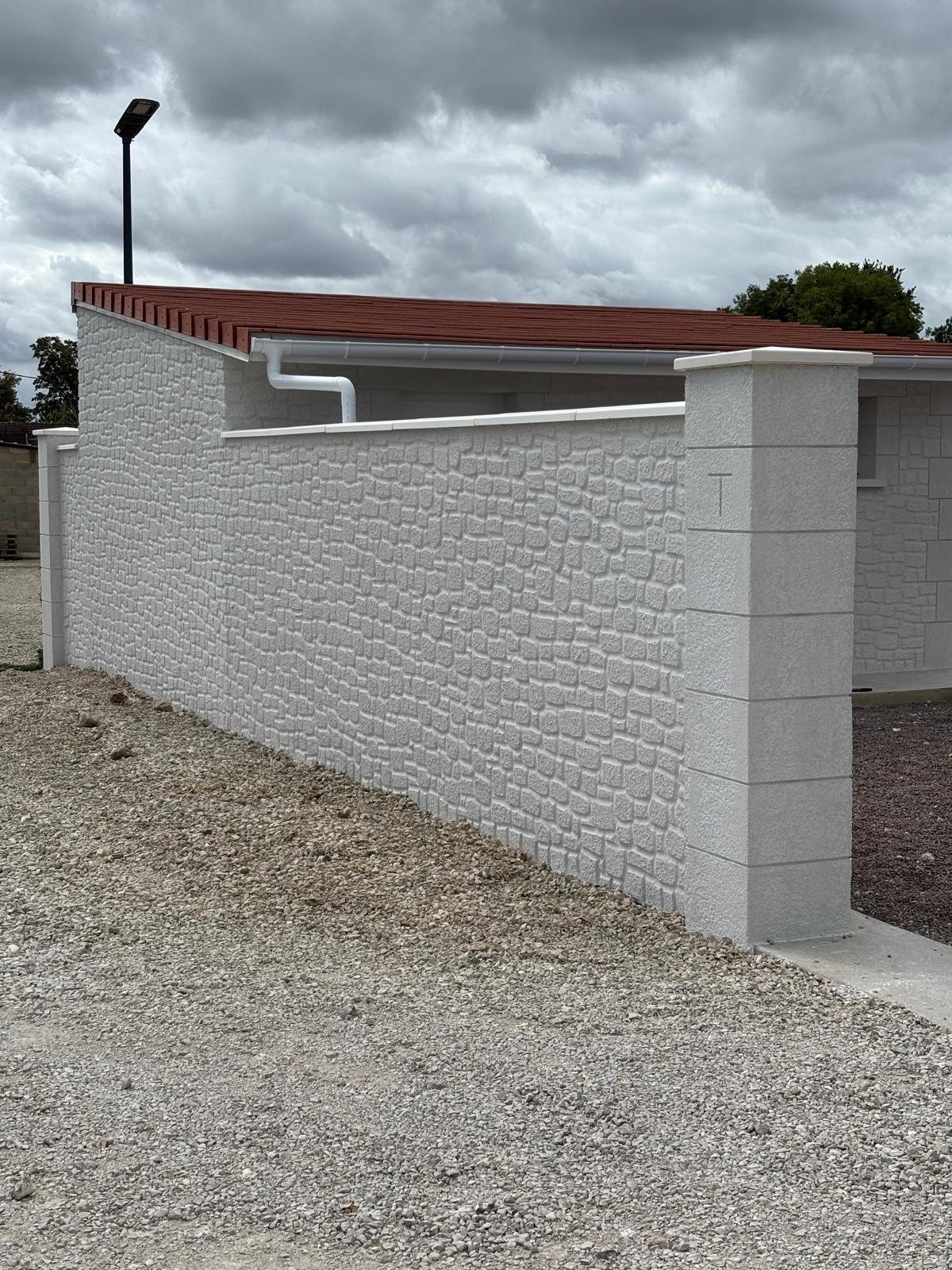 Toiture endommagée avec infiltration d’eau visible à l’intérieur d’une maison et intervention d’urgence d’un professionnel