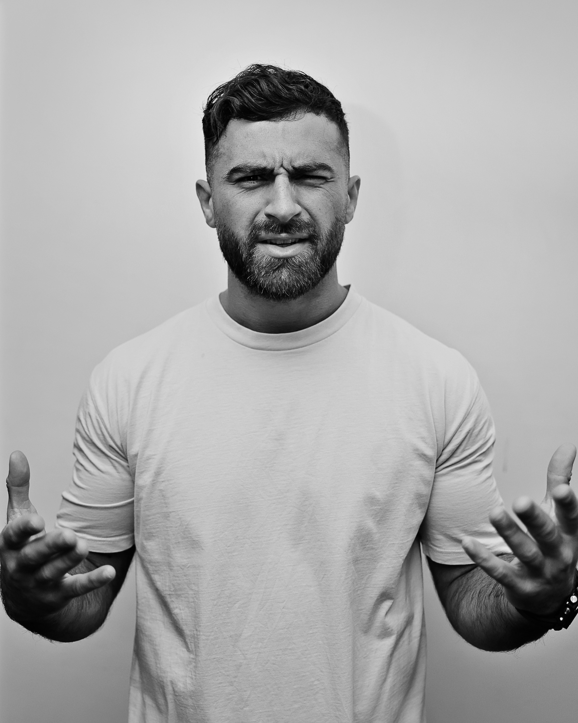 Aktif bir kadının aydınlık bir mutfakta sağlıklı yemek hazırlarken çekilmiş yaşam tarzı portresi