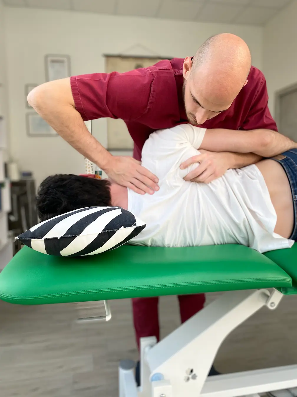 Filippo Parizzi durante una sessione di trattamento osteopatico specialistico