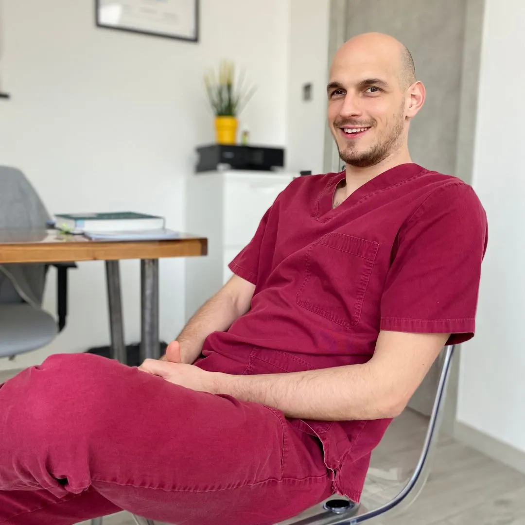 Filippo Parizzi esegue un trattamento osteopatico personalizzato durante una seduta clinica in studio
