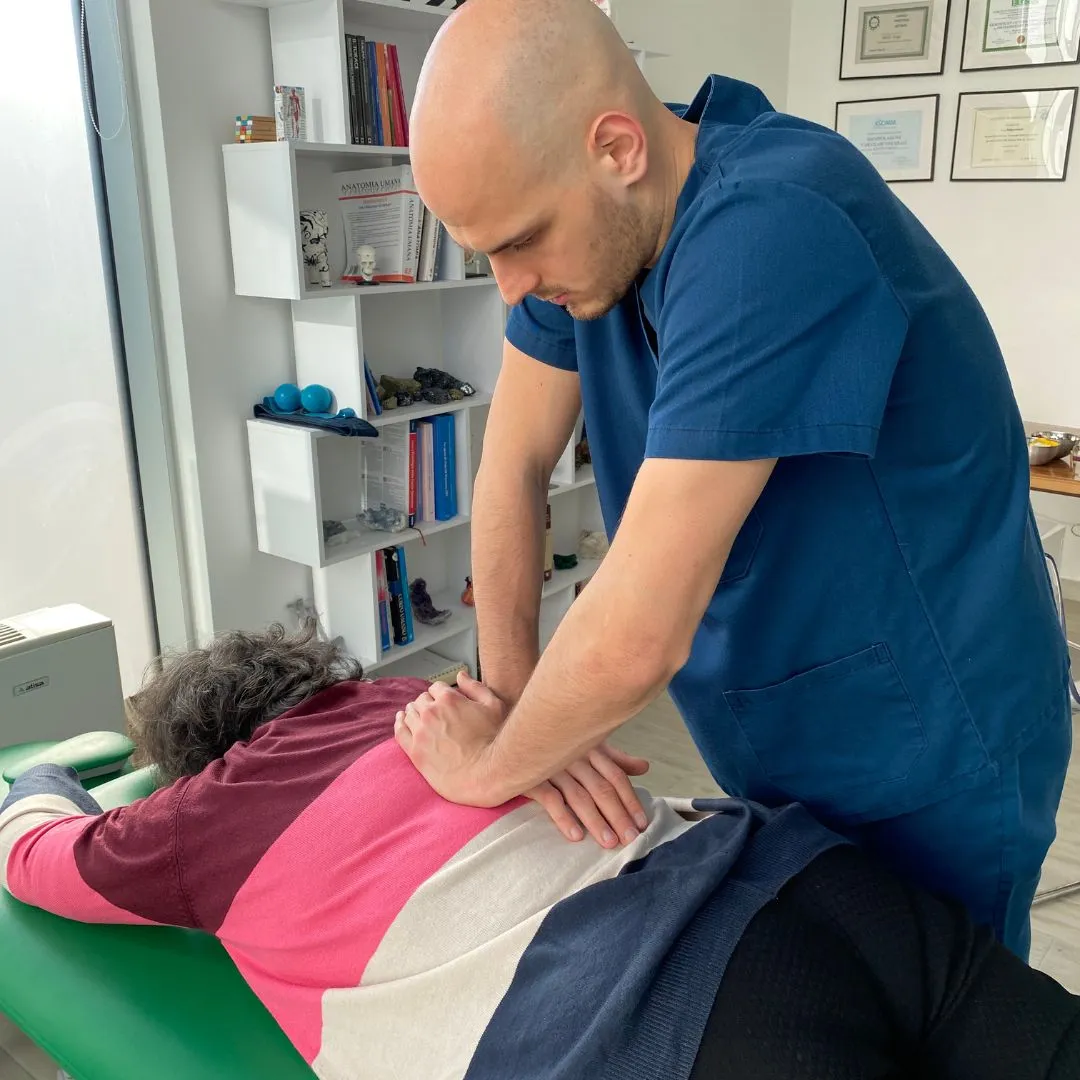 Dott. Filippo Parizzi durante una sessione di trattamento osteopatico personalizzato