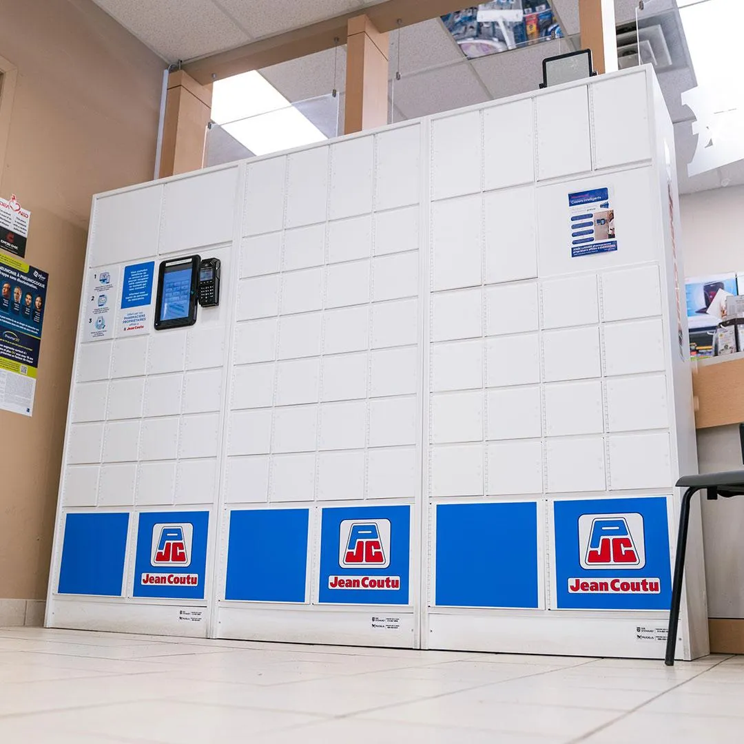 Vue d’ensemble d’un trio de casiers intelligents Sir Steward chez Jean Coutu, service libre-service pour ordonnances.
