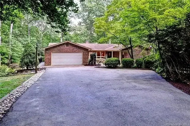 Williamsburg Concrete Pros builds and installs driveway