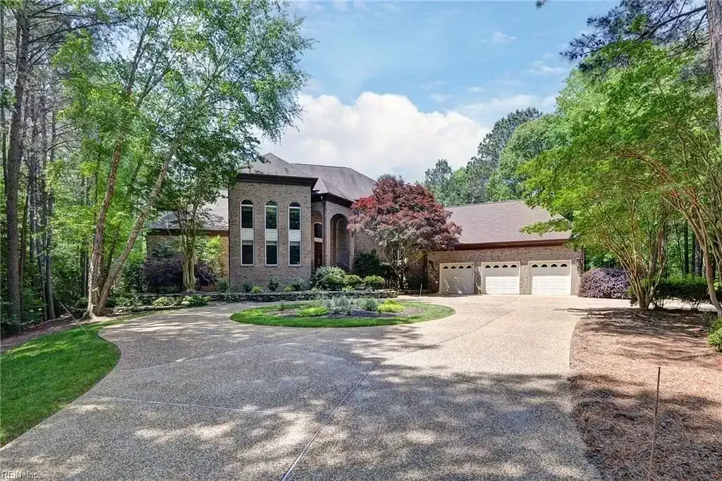 Williamsburg Concrete Pros builds and installs Driveway