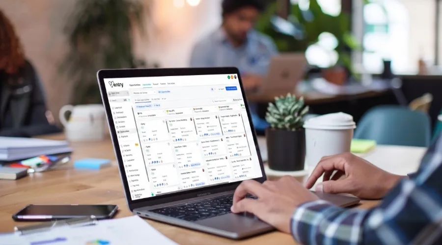 Mejores CRM para empresas de servicios: Guía para no errarle en la elección