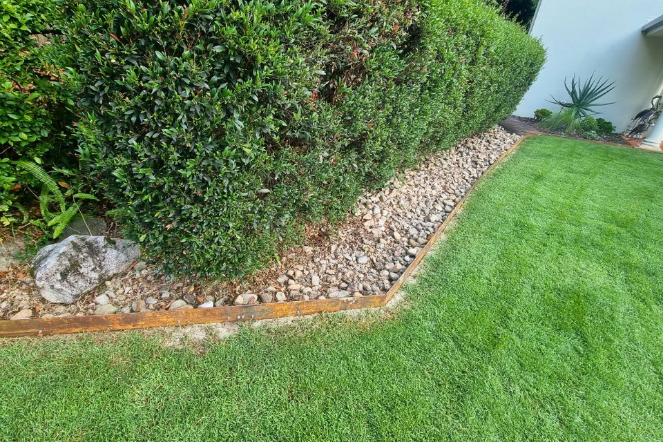 steel garden edging installation buderim garden