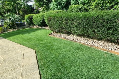 Buderim lawn mowing with clean sharp edging