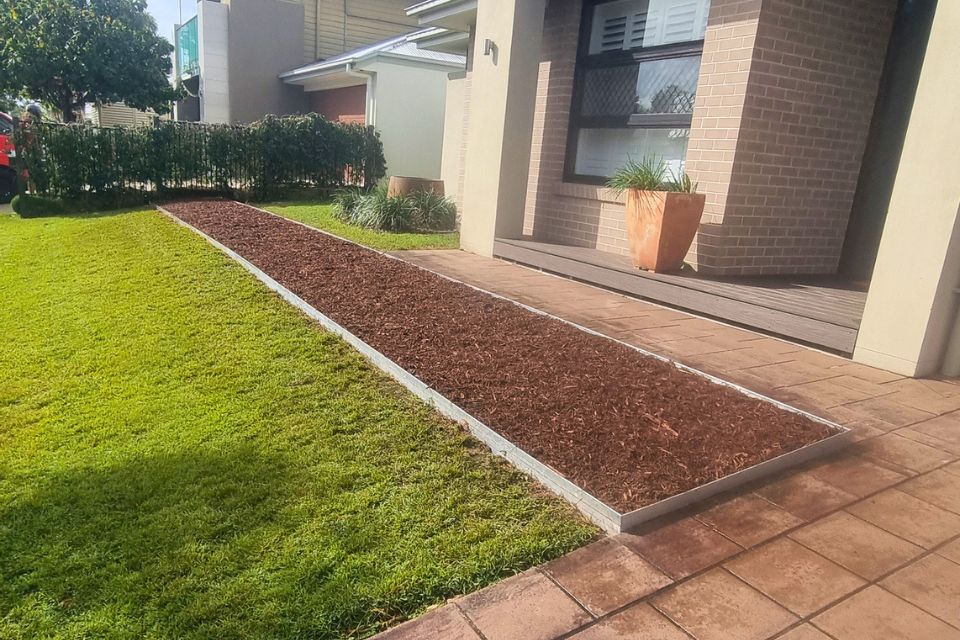 Aluminium garden edging and mulch completed as part of a Buderim garden clean-up and soft landscaping project