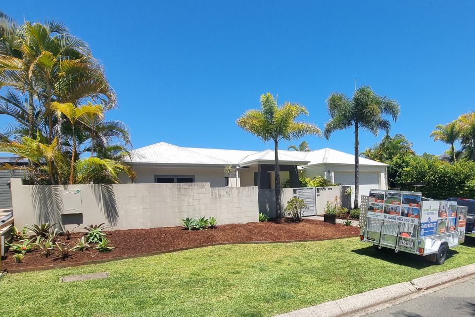 Buderim garden clean-up with fresh mulch, garden edging and tidy lawn