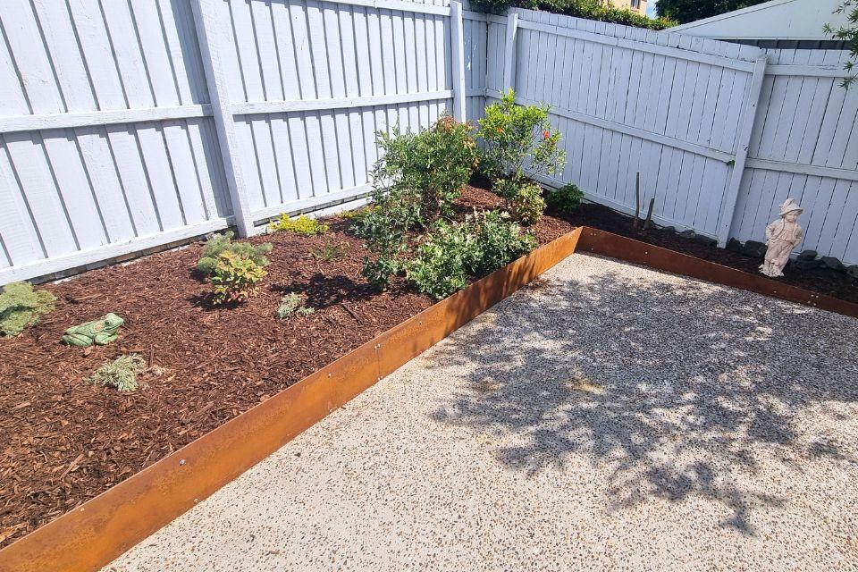Sippy Downs poolside landscaping with Corten steel garden edging and fresh mulch