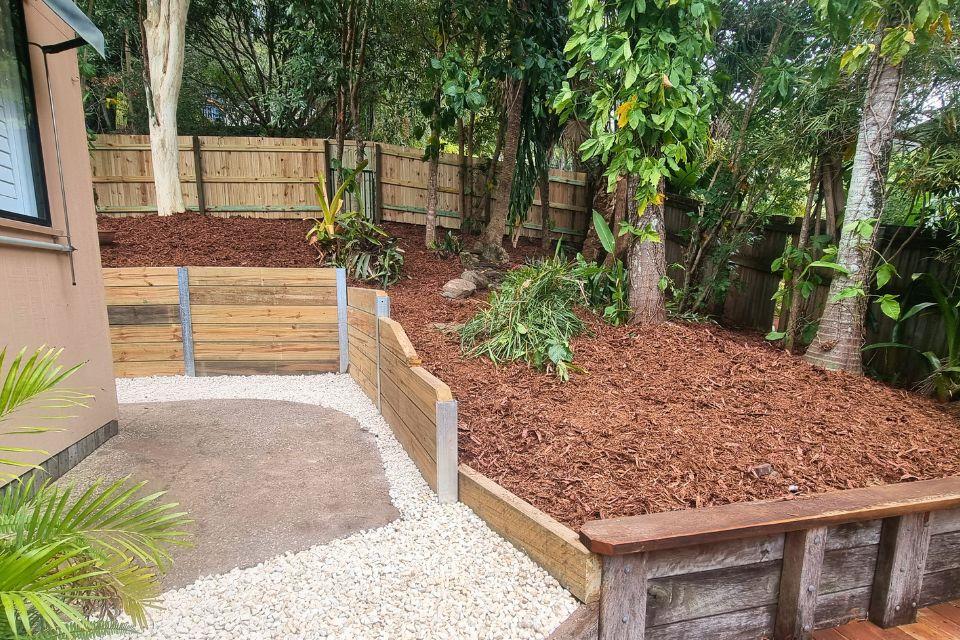 Finished Buderim sloping garden with retaining wall, mulch and decorative white rock
