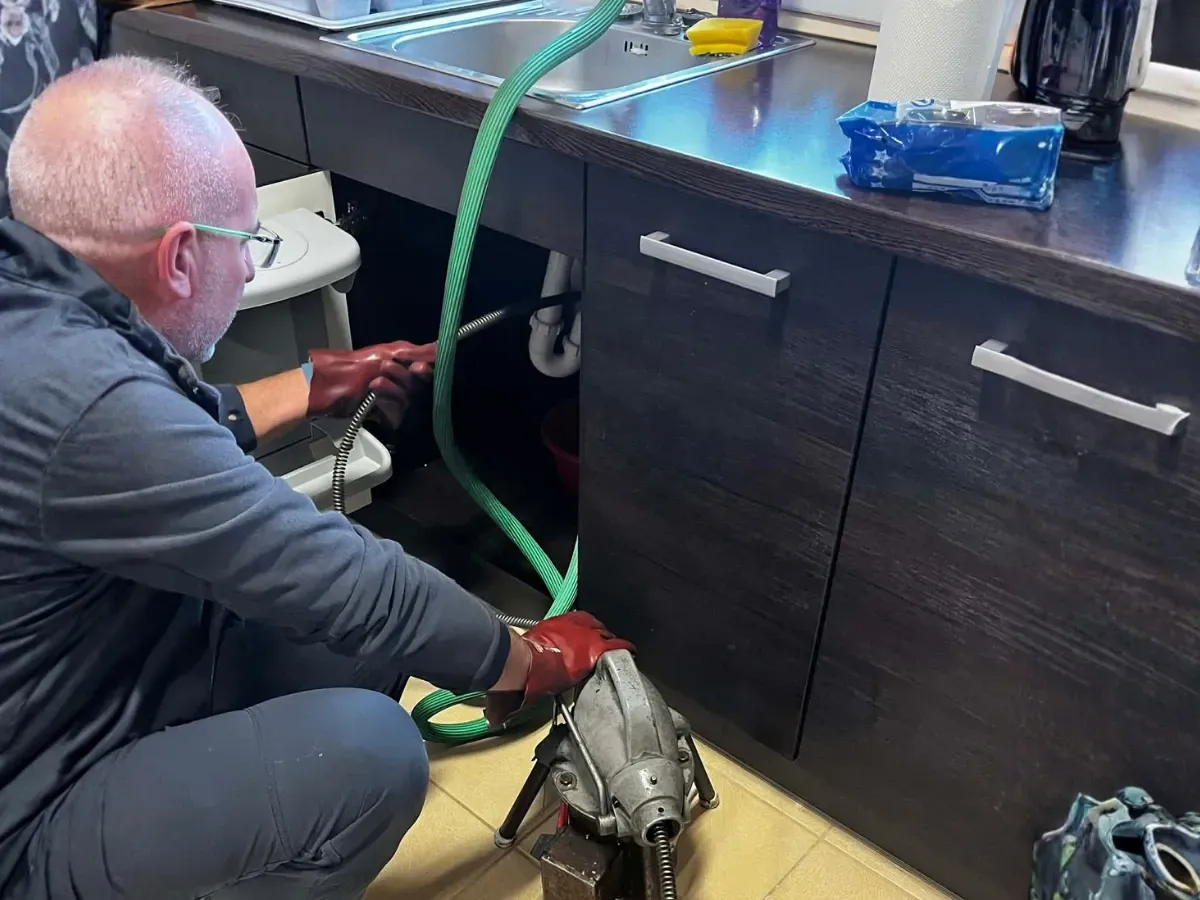 Papp Zsolt konyhai mosogató duguláselhárítás közben