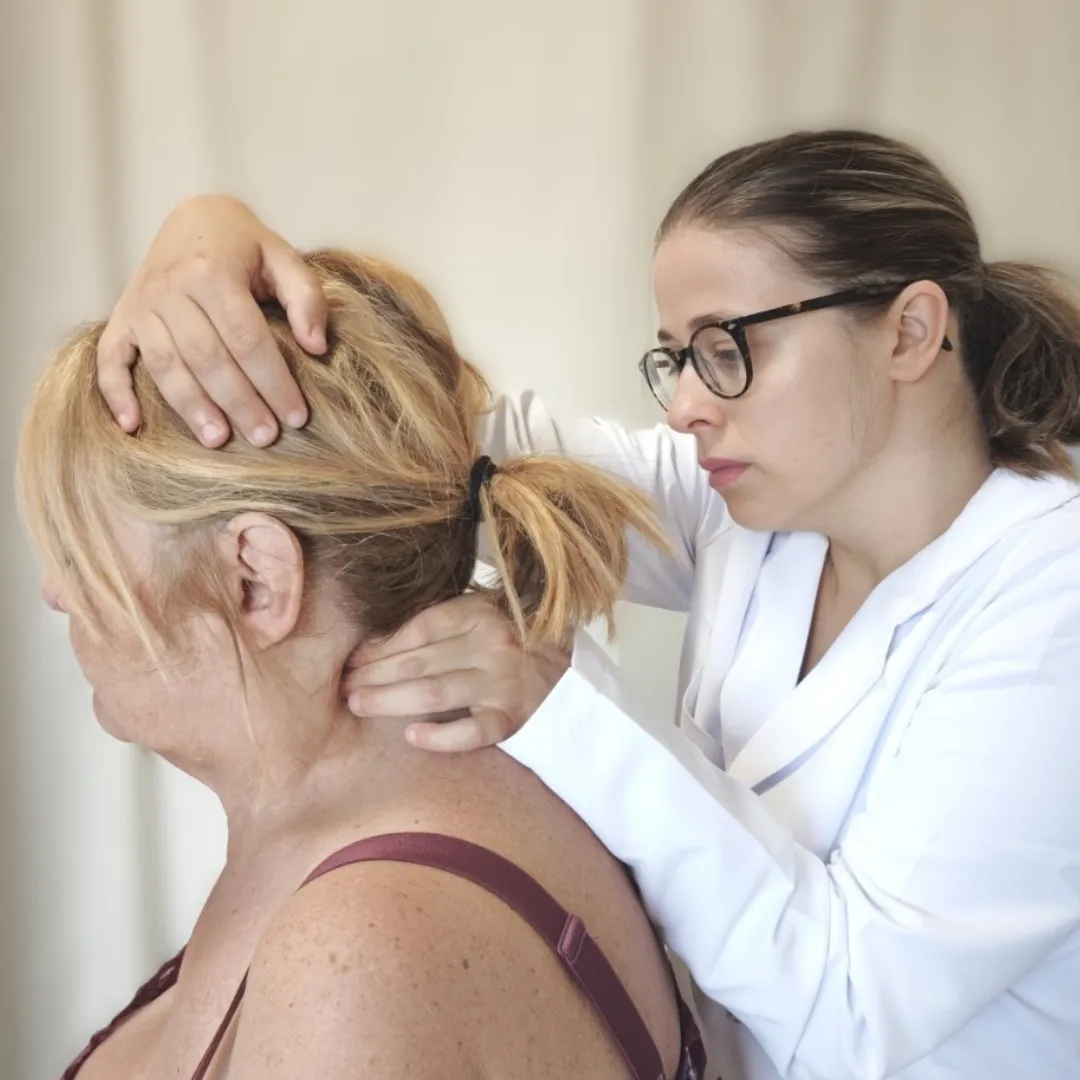 Osteopata a Saronno tratta un uomo