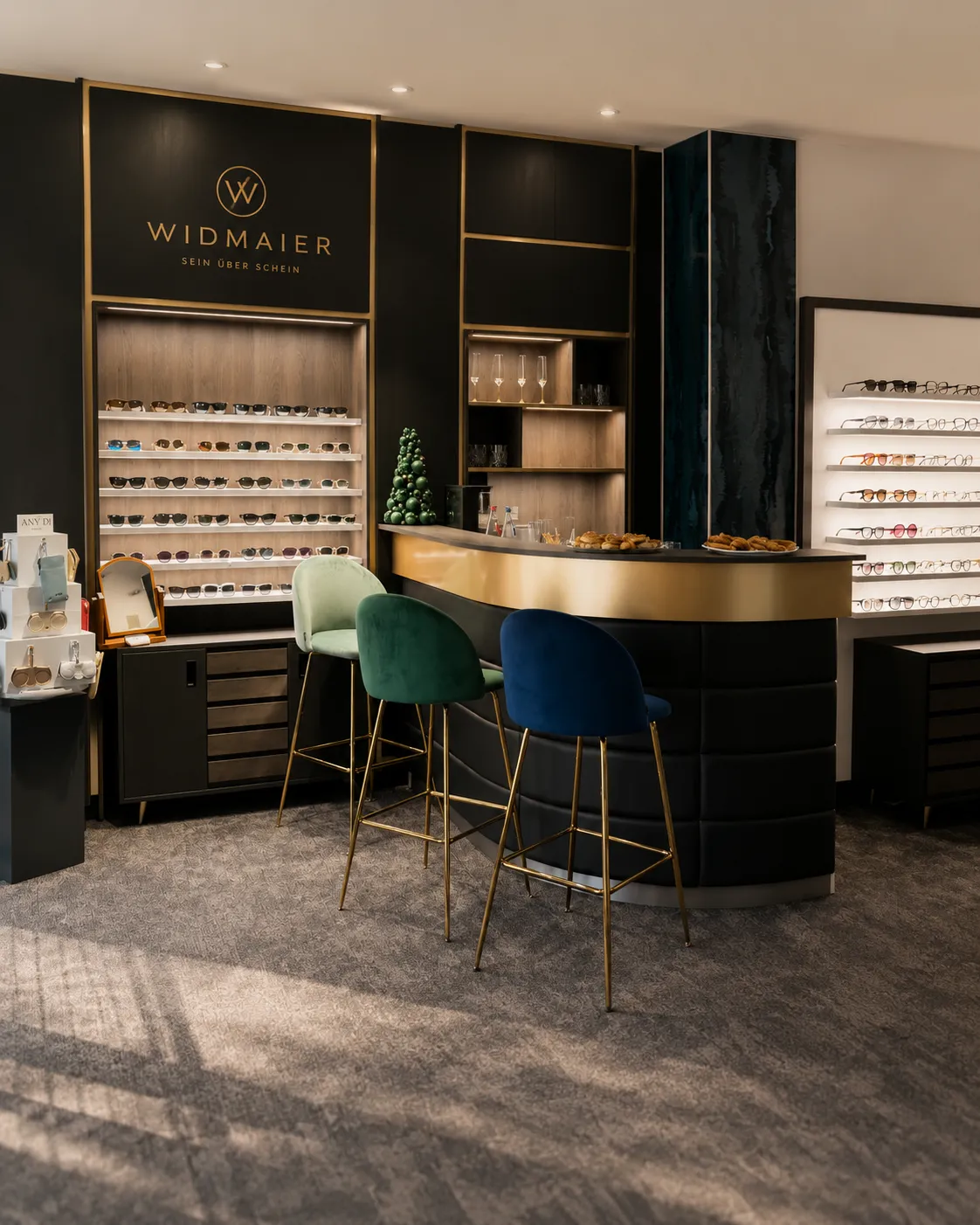 Ladenfassade oder Goldschmied am Werktisch