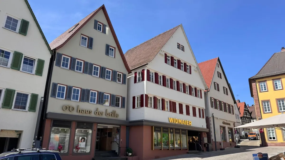 Schatulle mit Schmuckstücken