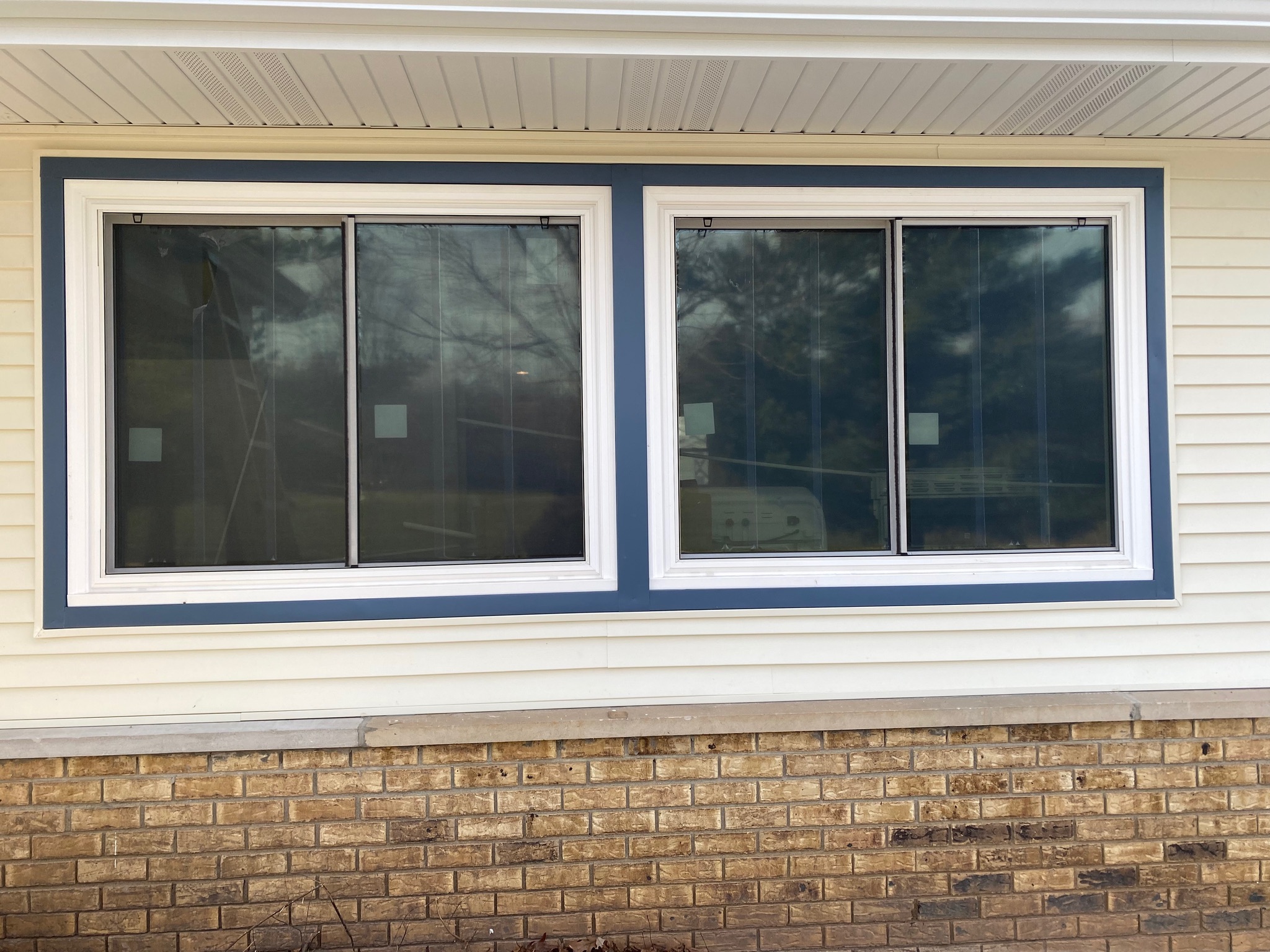 New double-hung replacement window unit providing improved insulation.