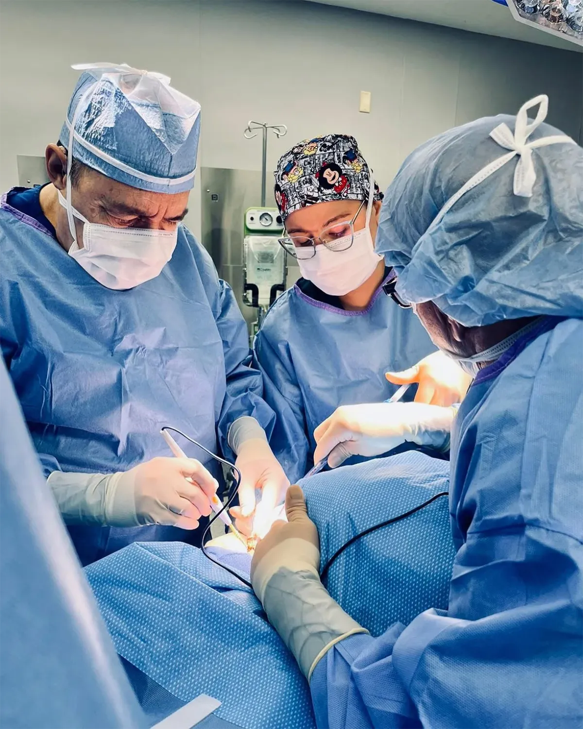 Dra. Verónica Villa junto al equipo médico durante un procedimiento quirúrgico.