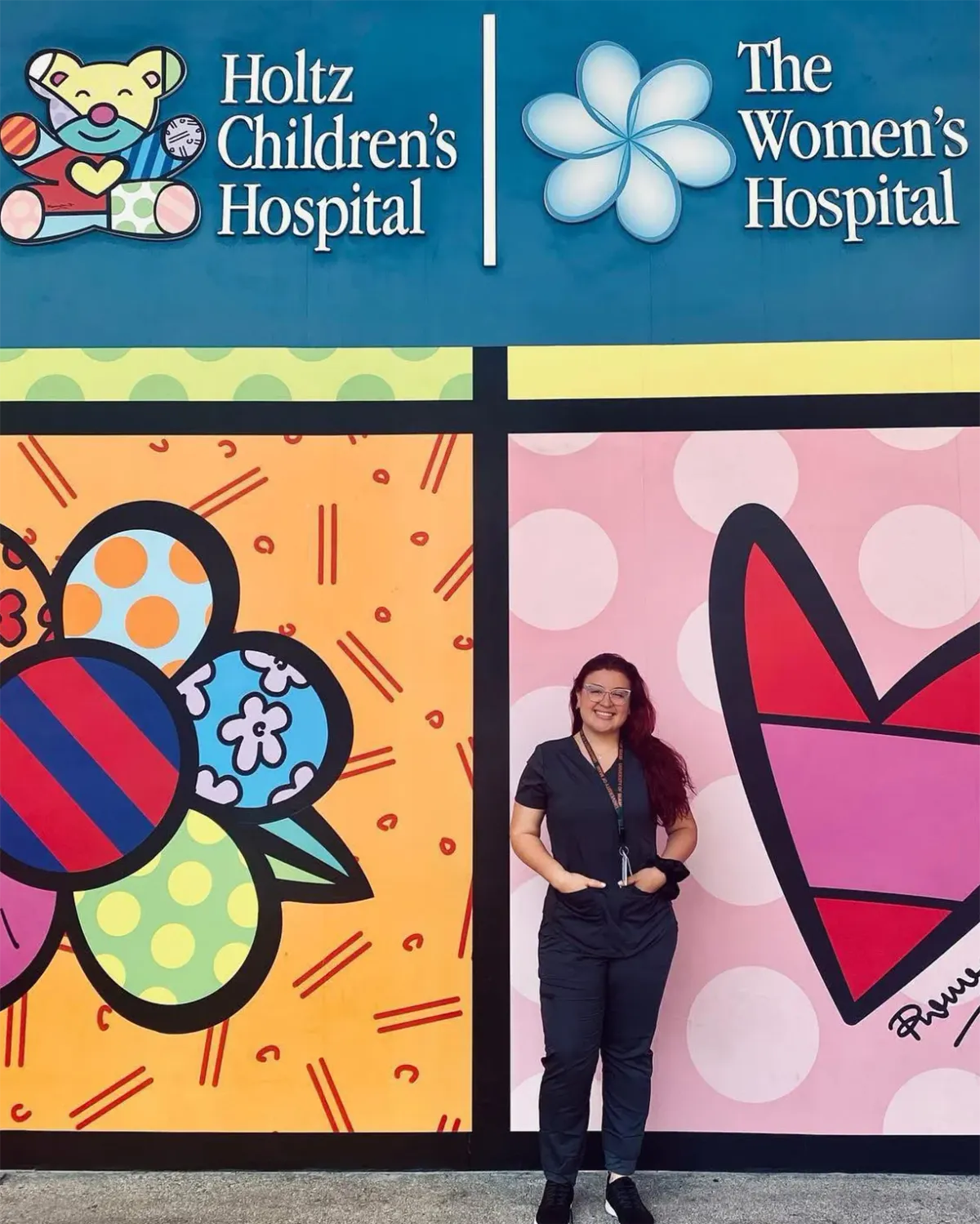 Dra. Verónica Villa frente al Holtz Children’s Hospital y The Women’s Hospital en Miami.