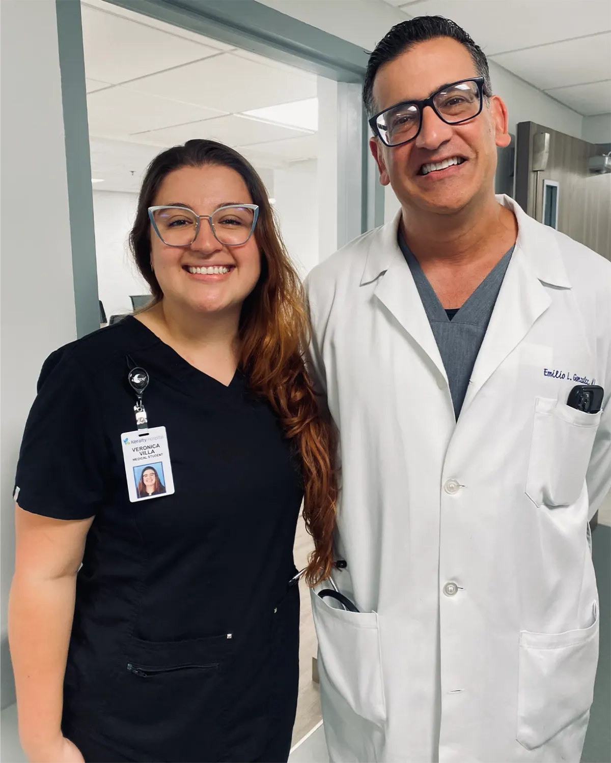 Dra. Verónica Villa junto al Dr. Emilio G. durante su formación clínica en Keralty Hospital Miami.