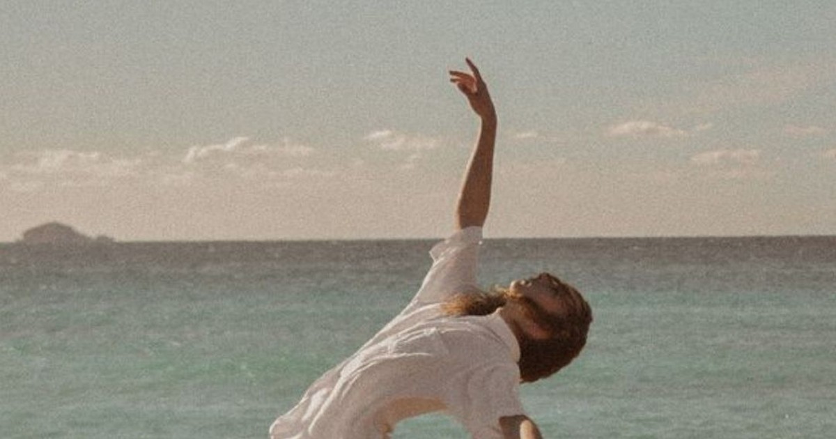 donna in bianco sulla spiaggia