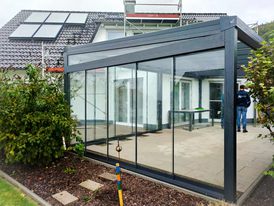 Bild von einer Alu und Glas Terrassenüberdachung im Garten