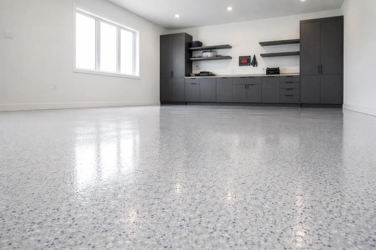 Application de plancher d’époxy dans un garage résidentiel à Québec