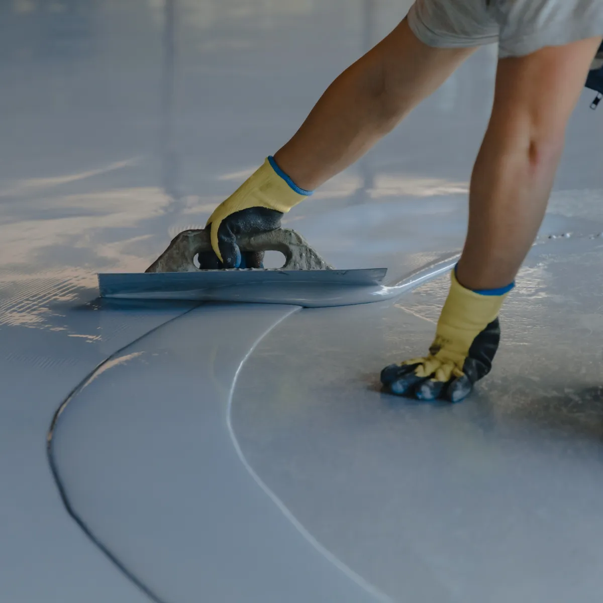 Application de plancher d’époxy dans un garage résidentiel à Québec