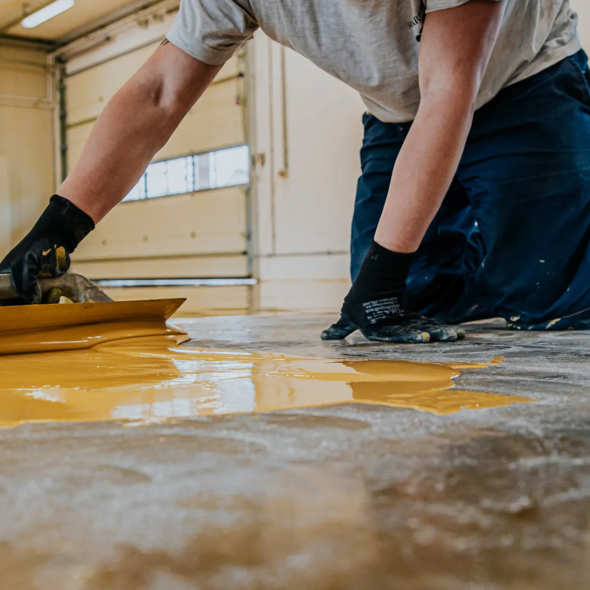 Application de plancher d’époxy dans un garage résidentiel à Québec