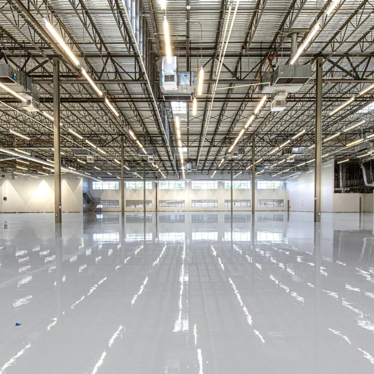 Équipe professionnelle de Construction Carl Breton inc. réalisant Plancher d’époxy pour garage