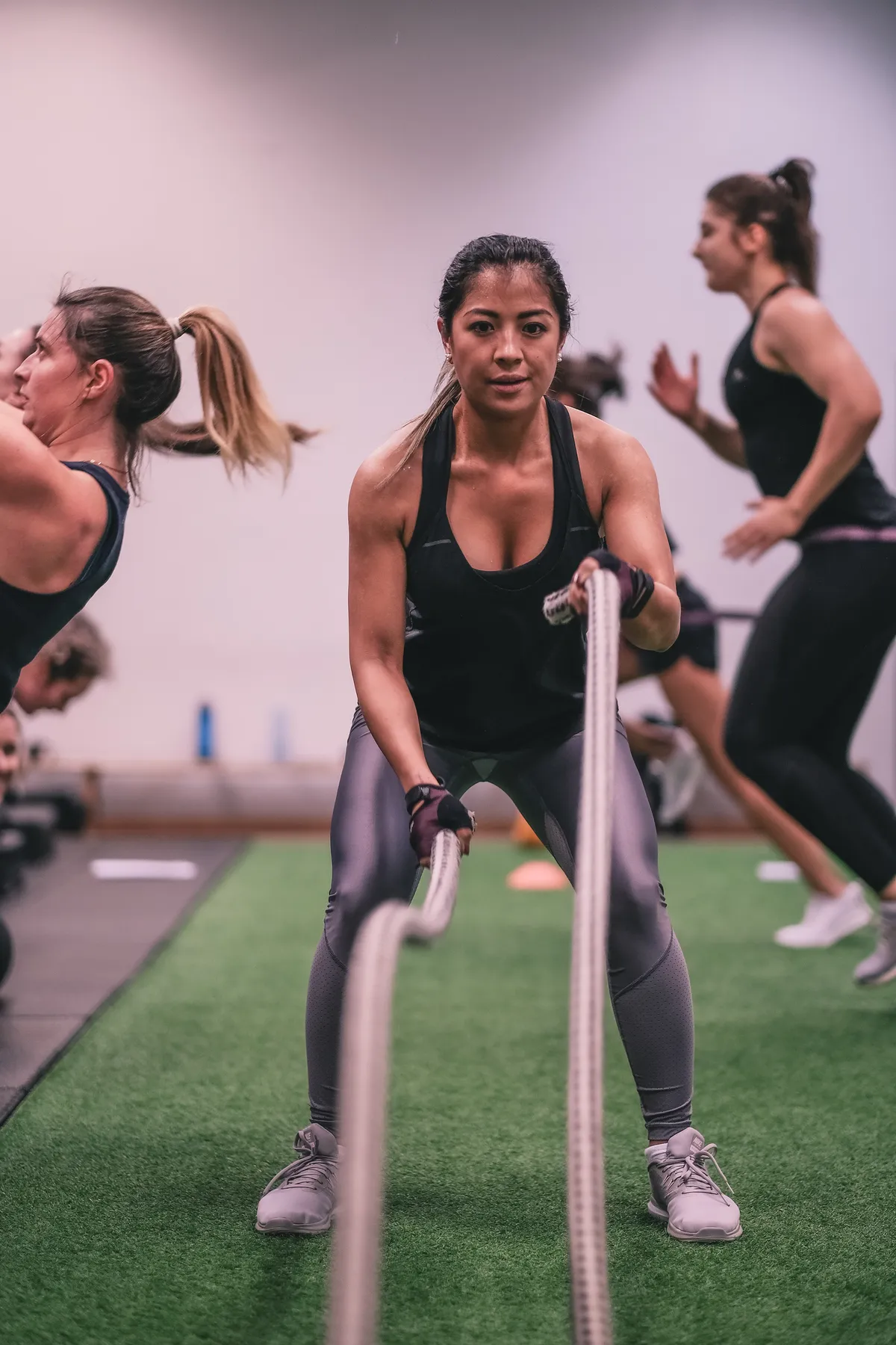 Atmosphärisches Action-Training im HyperActive Studio Wien mit Kettlebells und energiegeladener Gruppe