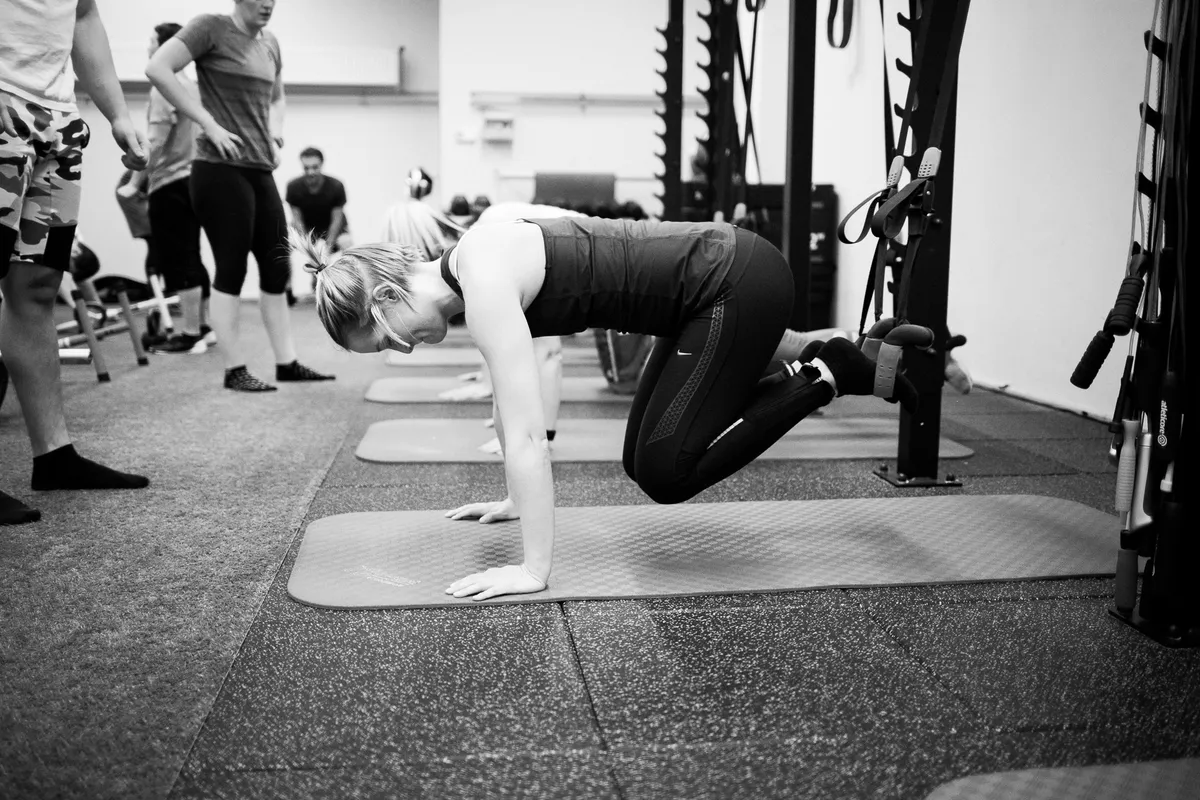 Intensives funktionelles Gruppentraining im Bootcamp Wien mit Kettlebells