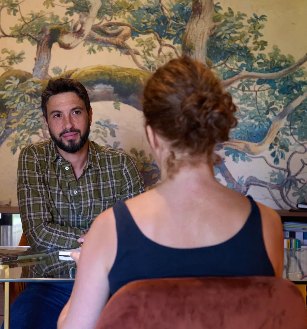 Simon Dumas en consultation de naturopathie à son cabinet