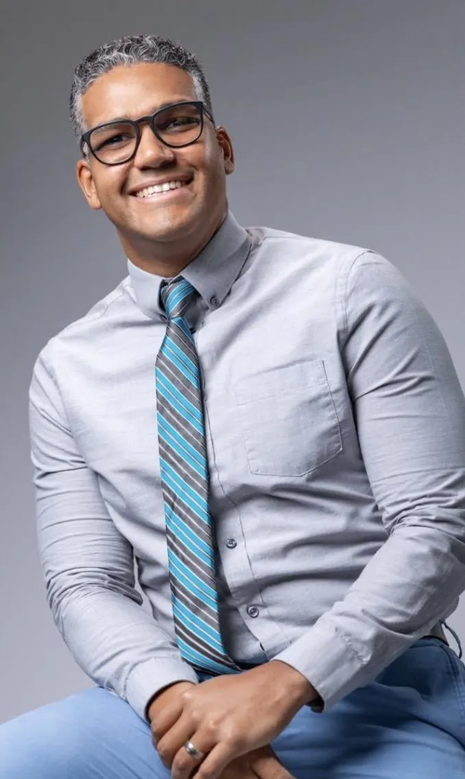Professional portrait of real estate agent César Hernández in executive attire