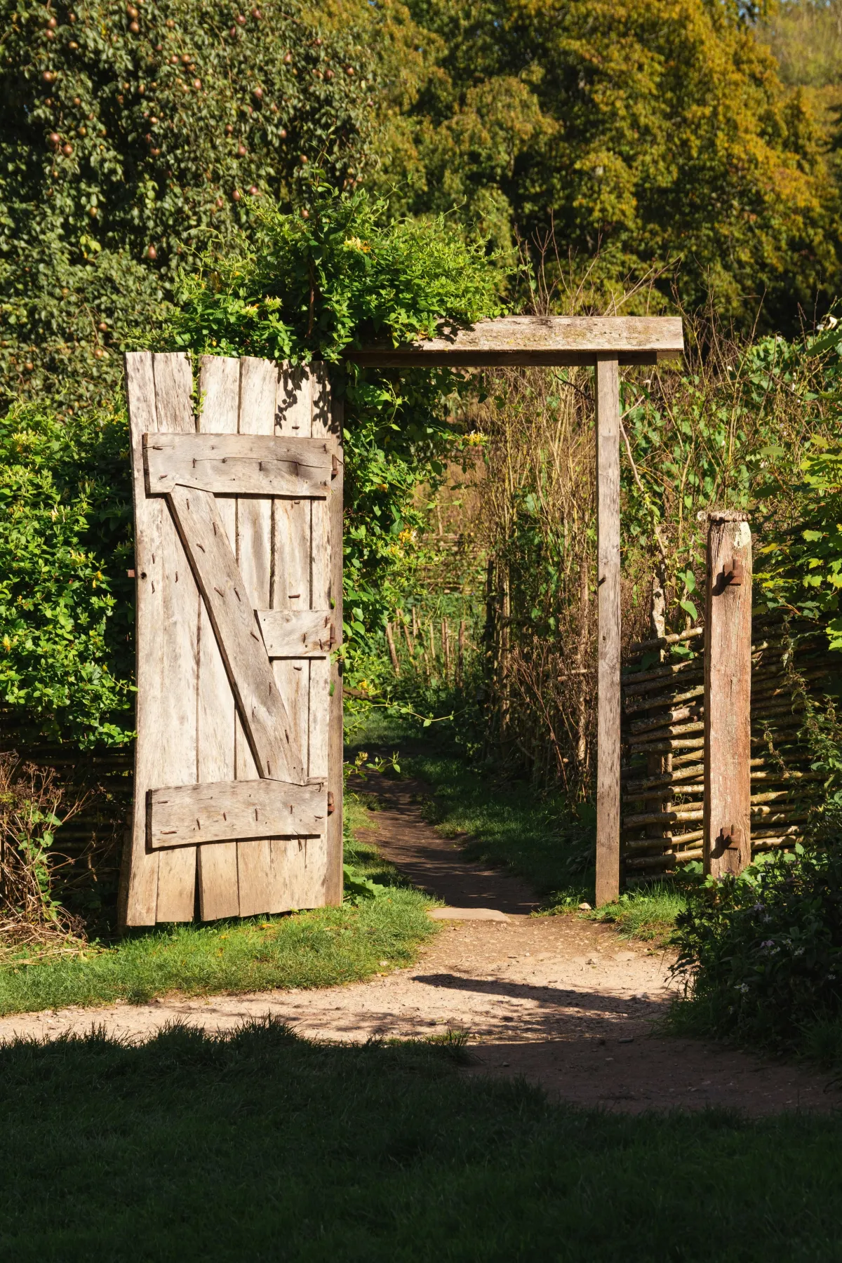 Gate repair in Gosport - sagging garden gate fixed by Four Seasons Fencing & Landscaping